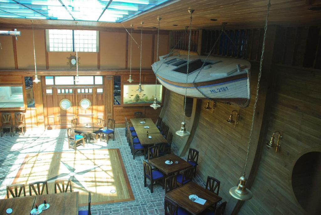 Hotel Marina Hermanuv Mestec Exterior foto